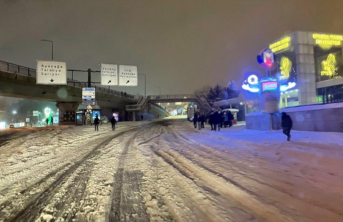 İstanbul'da yoğun kar yağışı nedeniyle birçok araç mahsur kaldı