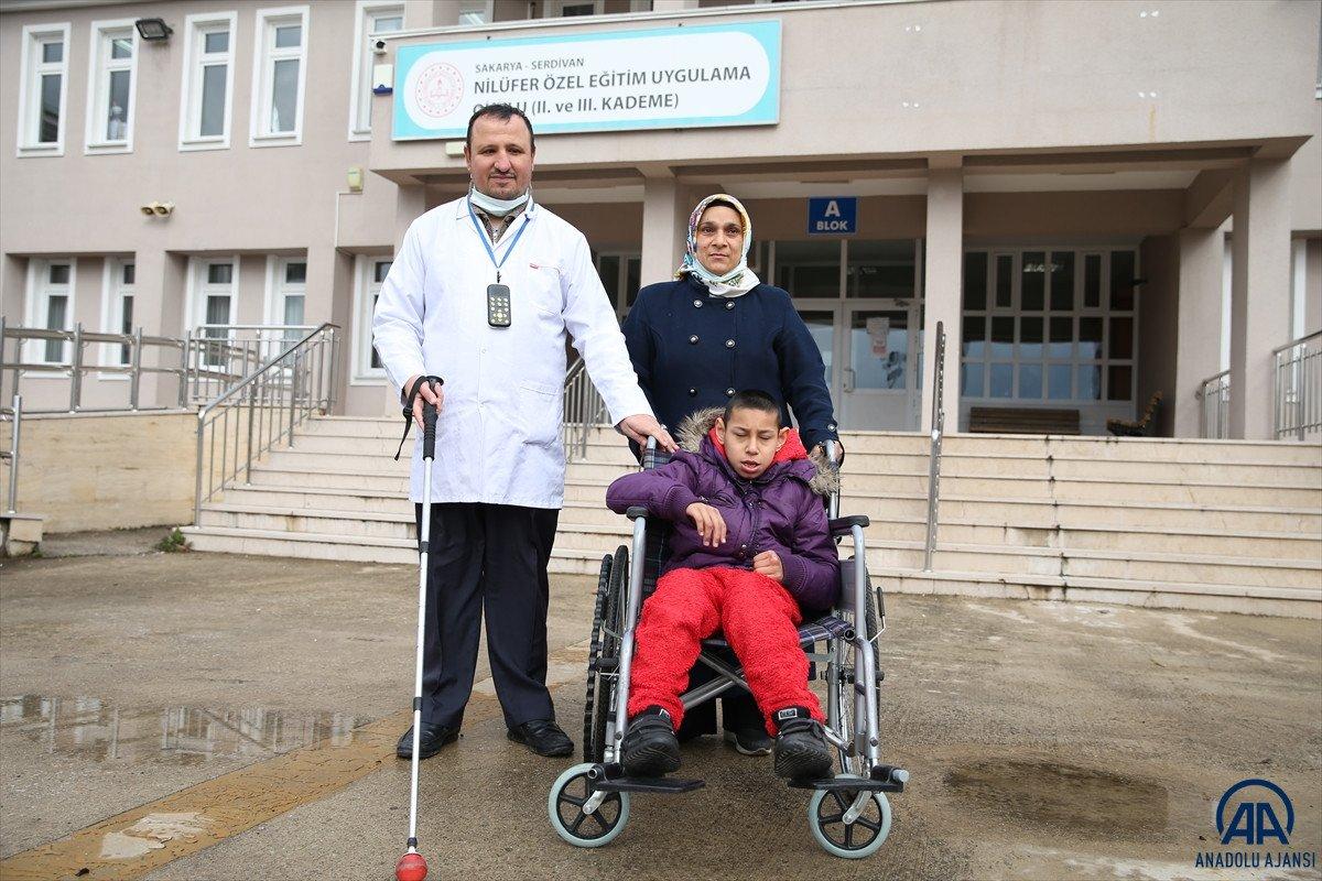 Sakarya'da görme engelli baba, zihinsel engelli oğlu için özel eğitim öğretmenliği okuyor