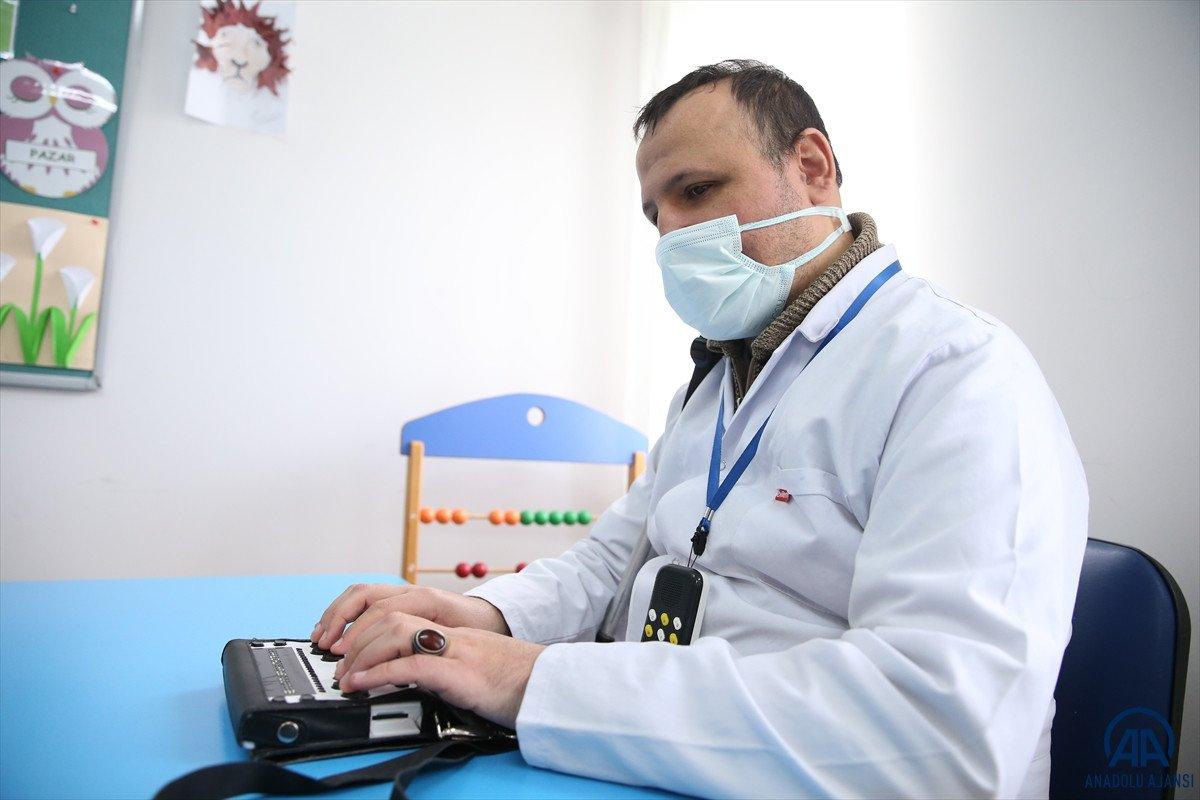 Sakarya'da görme engelli baba, zihinsel engelli oğlu için özel eğitim öğretmenliği okuyor