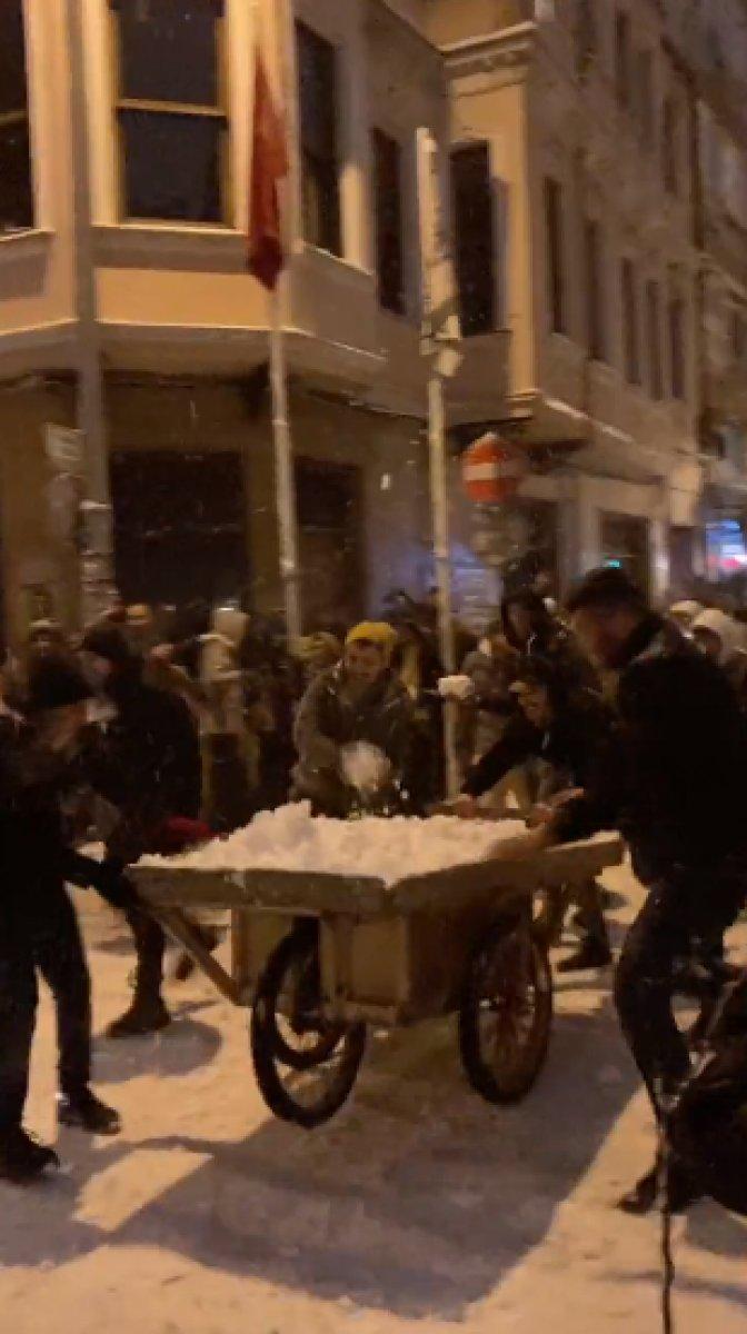 Kadıköy'de sokağa dökülen mahalleli, kar topu savaşı yaptı