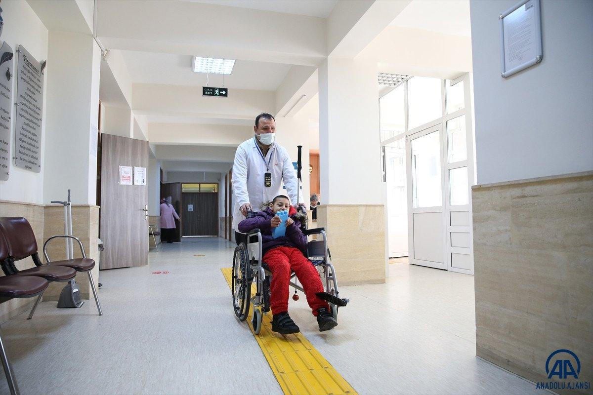 Sakarya'da görme engelli baba, zihinsel engelli oğlu için özel eğitim öğretmenliği okuyor