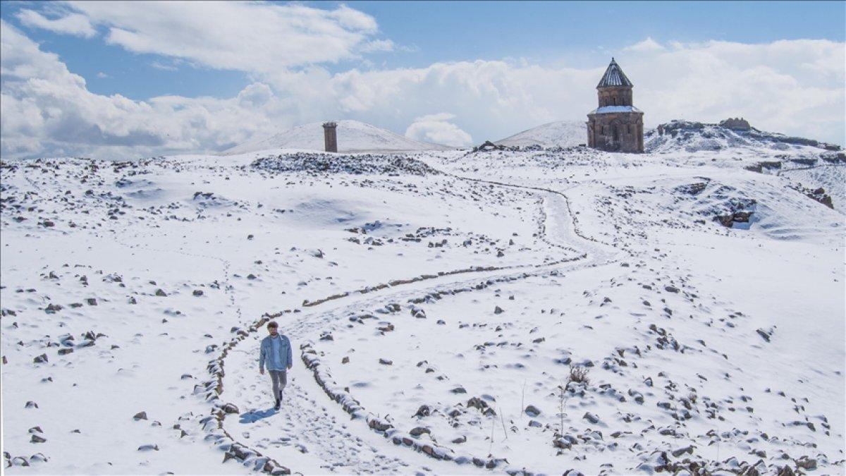 Dünya mirası Ani Harabeler, beyaza büründü