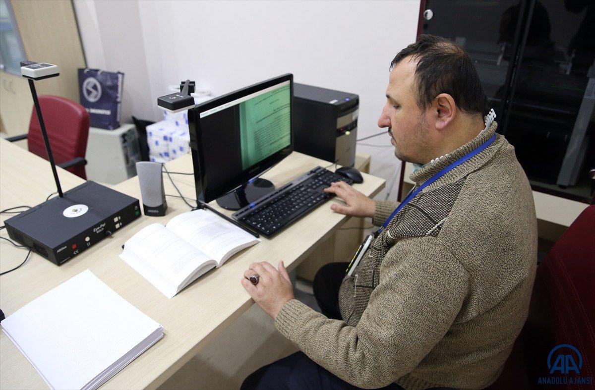 Sakarya'da görme engelli baba, zihinsel engelli oğlu için özel eğitim öğretmenliği okuyor