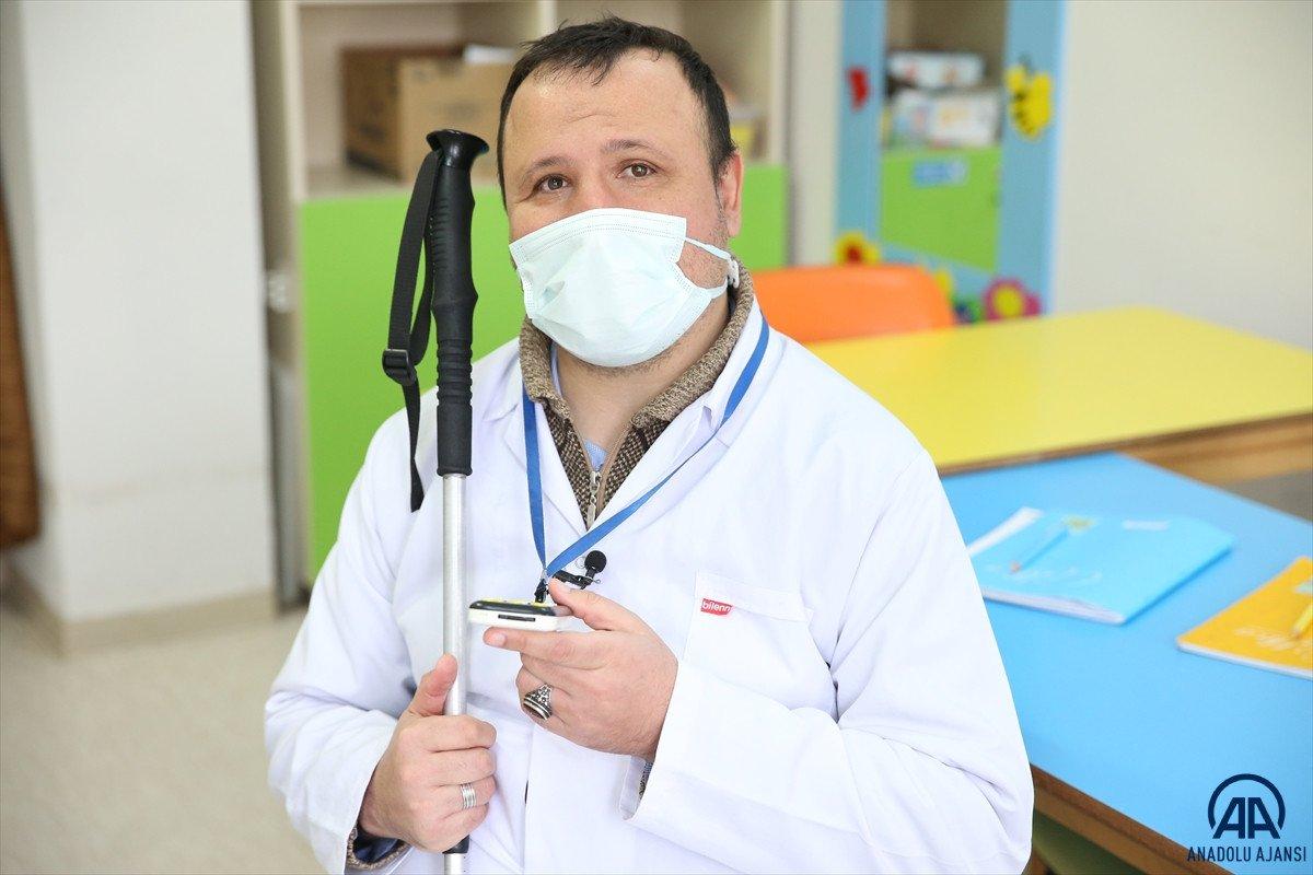 Sakarya'da görme engelli baba, zihinsel engelli oğlu için özel eğitim öğretmenliği okuyor