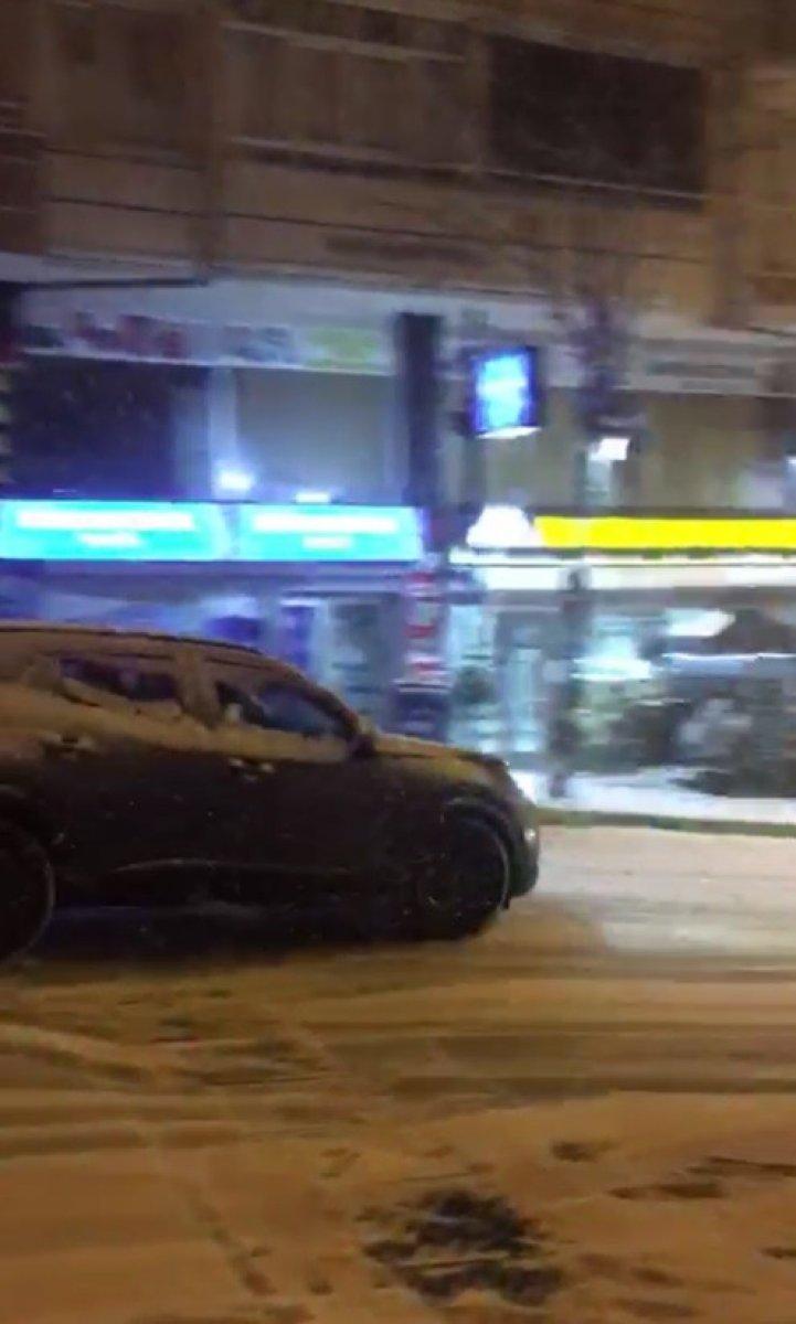 Esenyurt'ta sürücülerin refleksleri, olası kazayı önledi