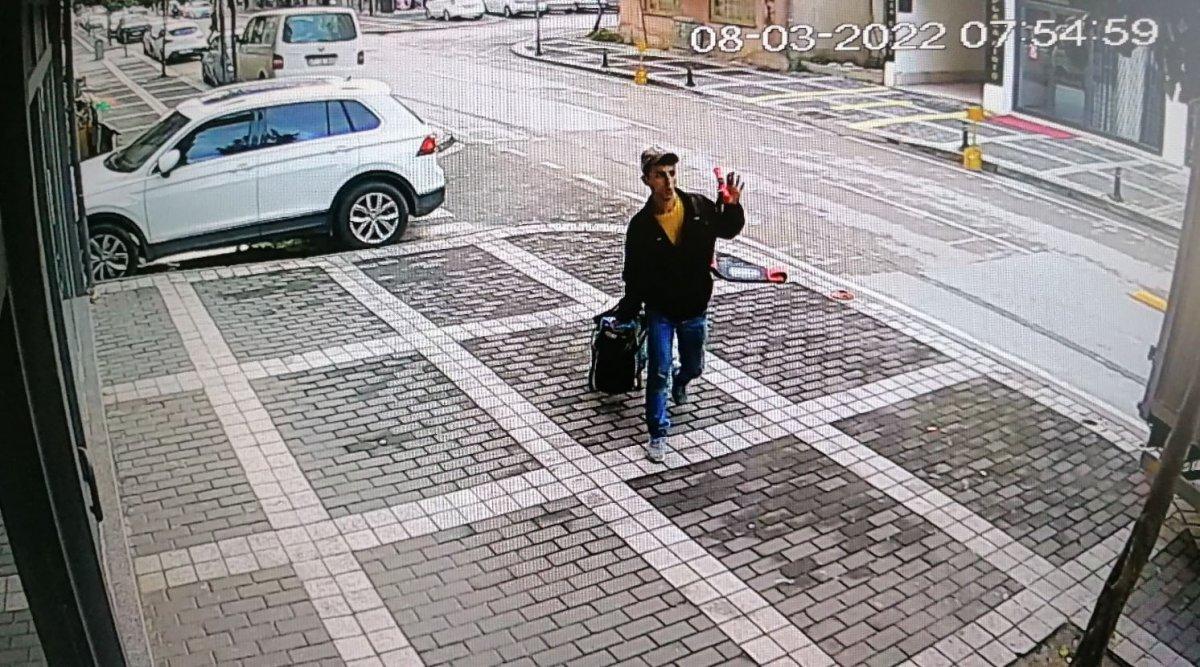 Manavgat’taki taksi durağında şoförün uyuduğunu gördü, telefonu çaldı