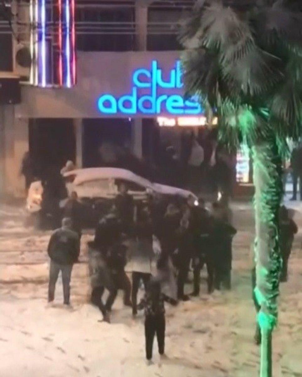 İzmit’te kadını döven saldırgana gece kulübü çalışanlarından dayak