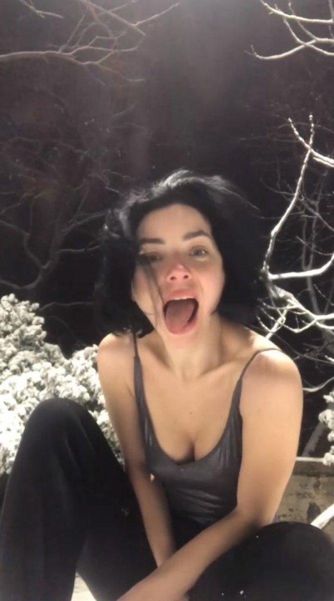 Merve Boluğur'dan askılı bluzla kar pozu