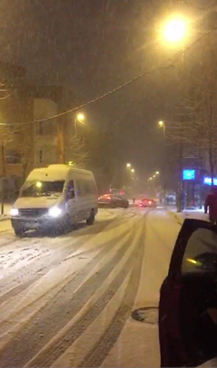 Esenyurt'ta sürücülerin refleksleri, olası kazayı önledi