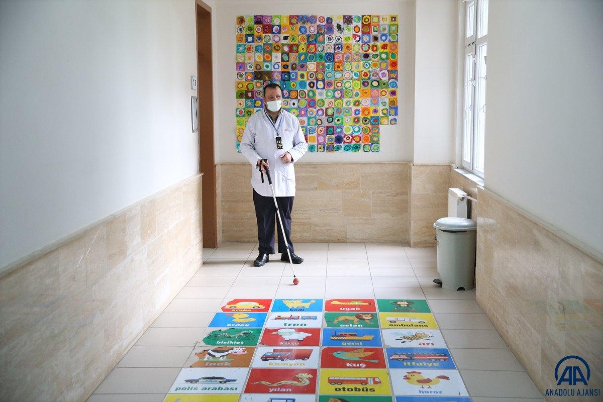 Sakarya'da görme engelli baba, zihinsel engelli oğlu için özel eğitim öğretmenliği okuyor