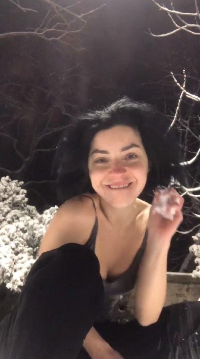 Merve Boluğur'dan askılı bluzla kar pozu