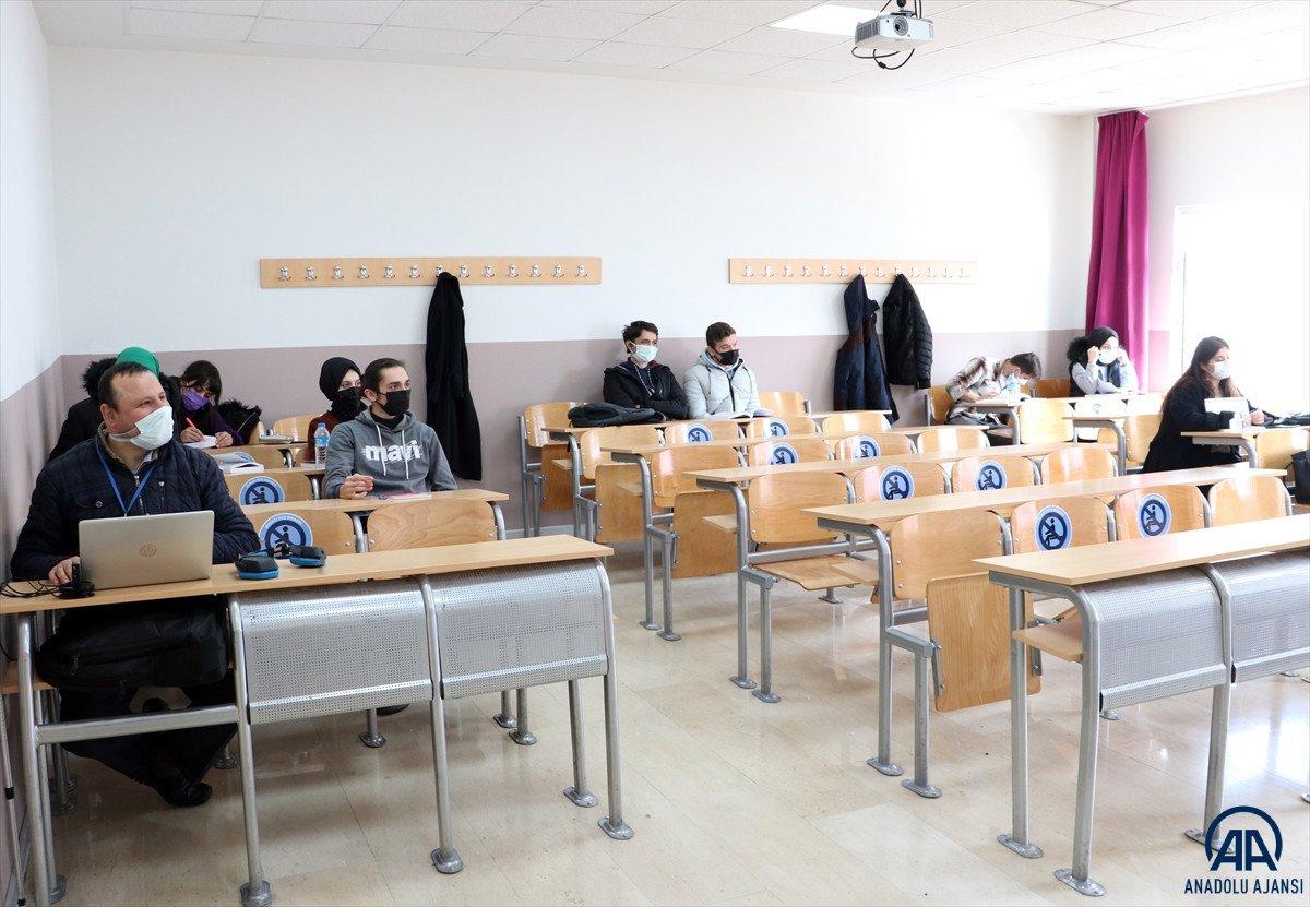 Sakarya'da görme engelli baba, zihinsel engelli oğlu için özel eğitim öğretmenliği okuyor