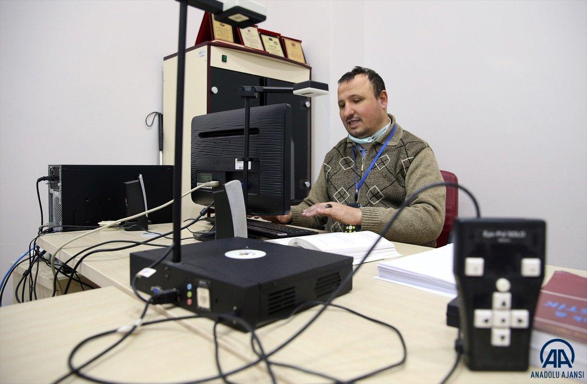 Sakarya'da görme engelli baba, zihinsel engelli oğlu için özel eğitim öğretmenliği okuyor