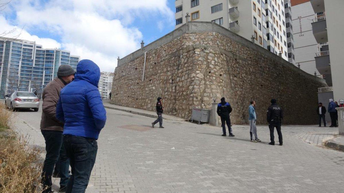 Tokat'ta 12 katlı binanın istinat duvarında çatlaklar oluştu