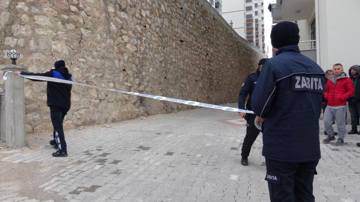 Tokat'ta 12 katlı binanın istinat duvarında çatlaklar oluştu