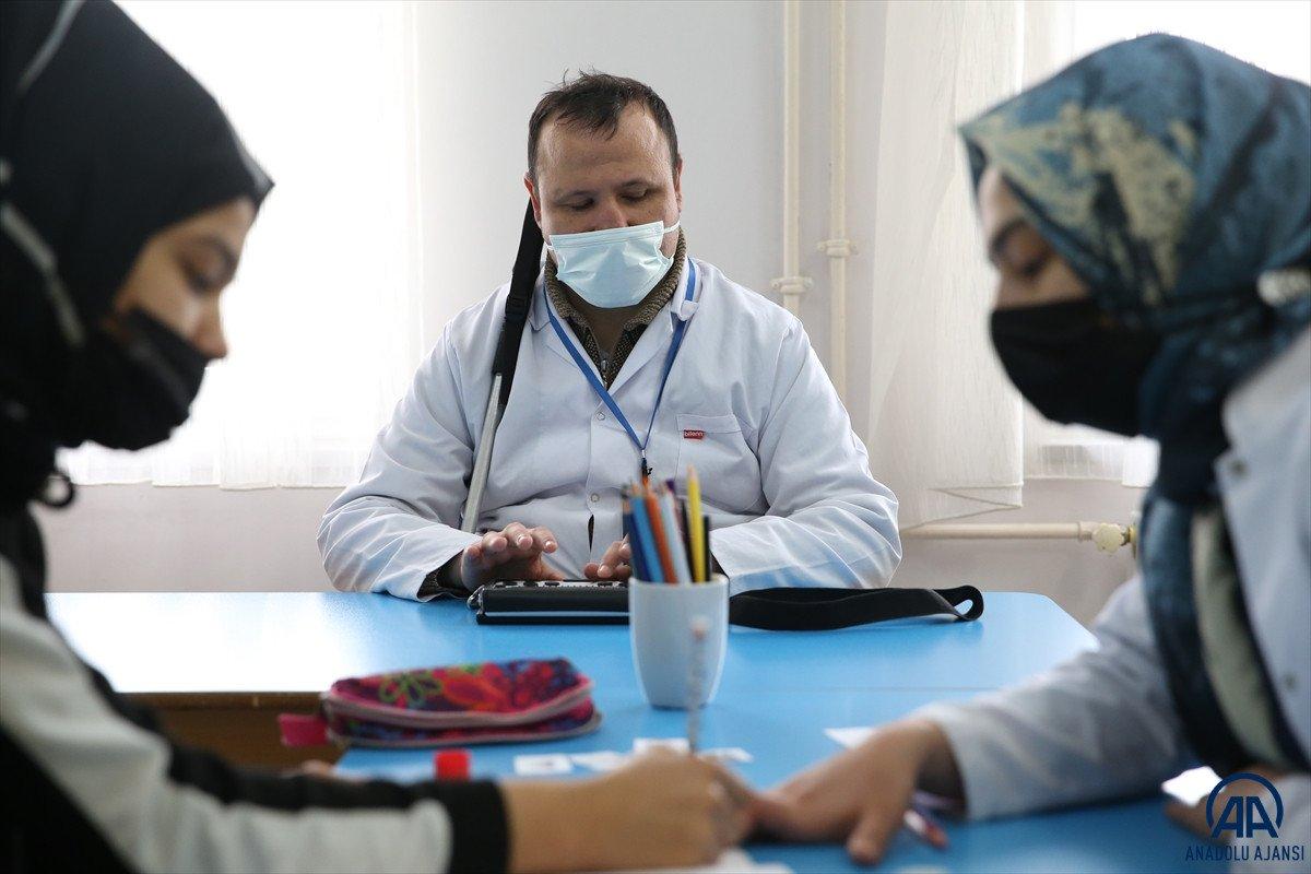 Sakarya'da görme engelli baba, zihinsel engelli oğlu için özel eğitim öğretmenliği okuyor