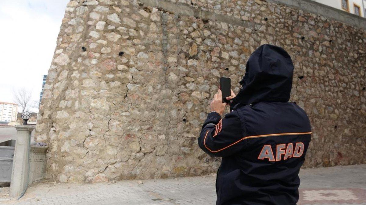 Tokat'ta 12 katlı binanın istinat duvarında çatlaklar oluştu