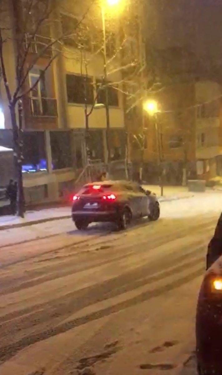 Esenyurt'ta sürücülerin refleksleri, olası kazayı önledi