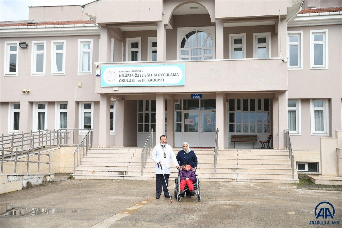 Sakarya'da görme engelli baba, zihinsel engelli oğlu için özel eğitim öğretmenliği okuyor