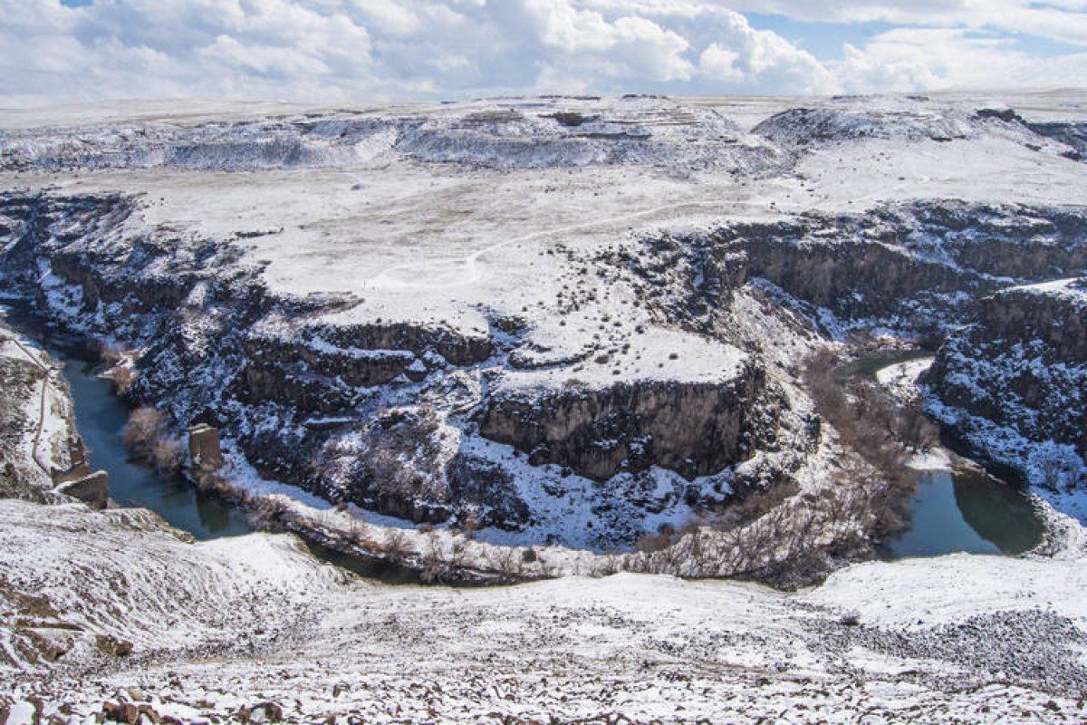 Dünya mirası Ani Harabeler, beyaza büründü