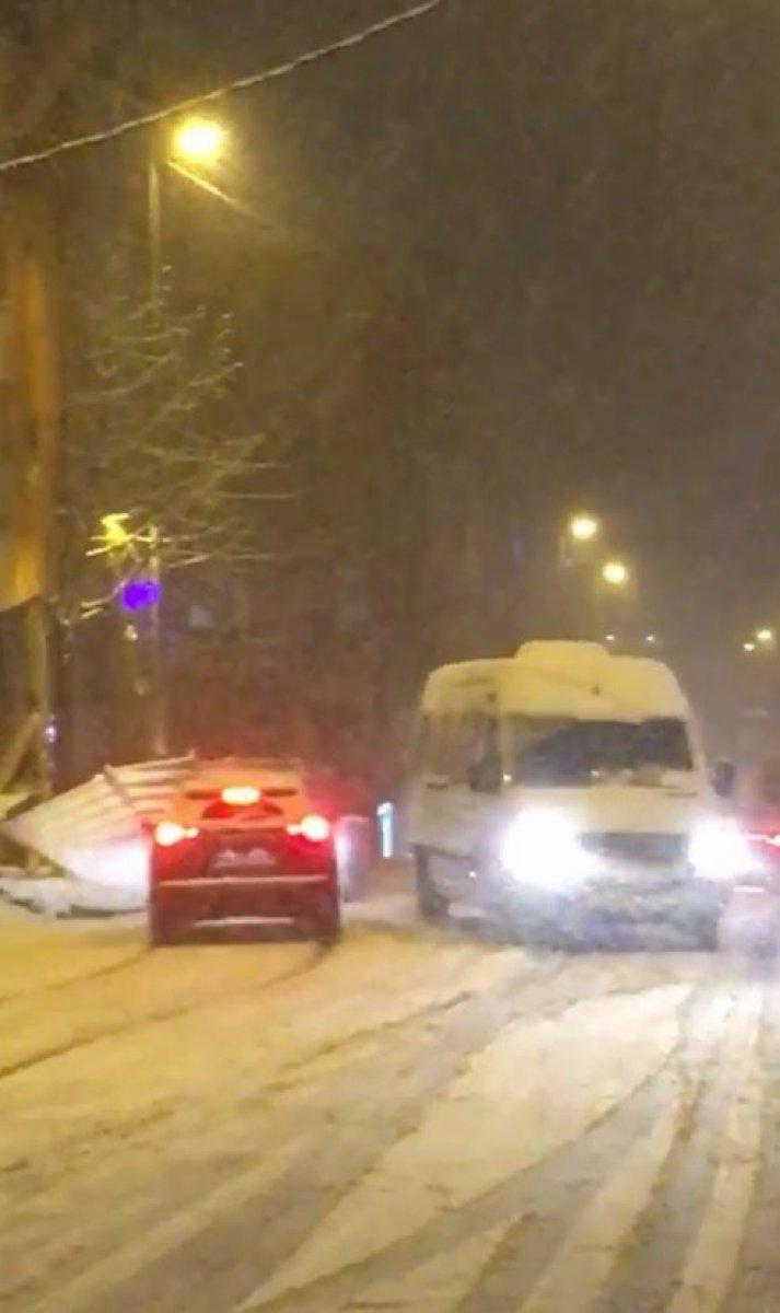 Esenyurt'ta sürücülerin refleksleri, olası kazayı önledi