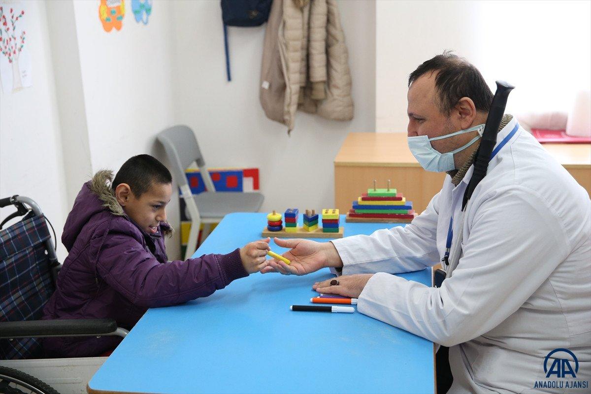 Sakarya'da görme engelli baba, zihinsel engelli oğlu için özel eğitim öğretmenliği okuyor