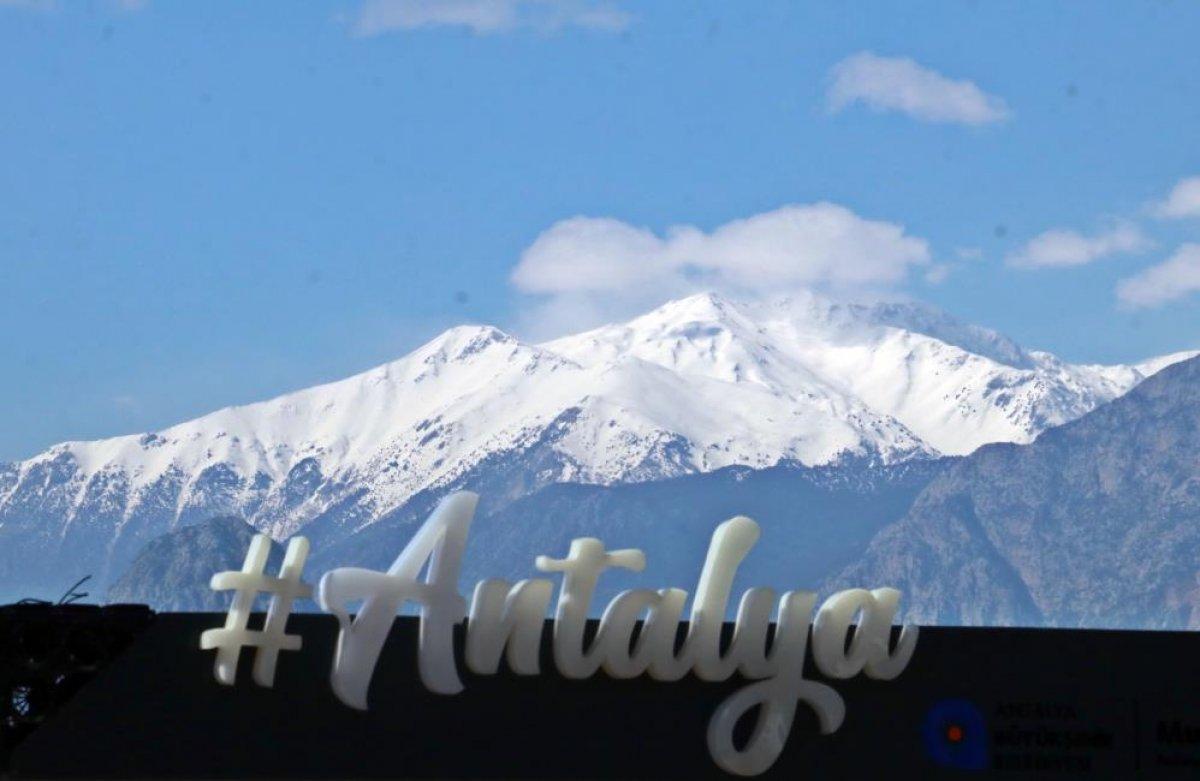 Antalya'da kar, deniz ve güneş keyfi