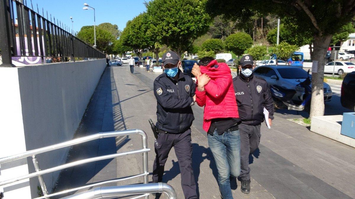 Manavgat’taki taksi durağında şoförün uyuduğunu gördü, telefonu çaldı