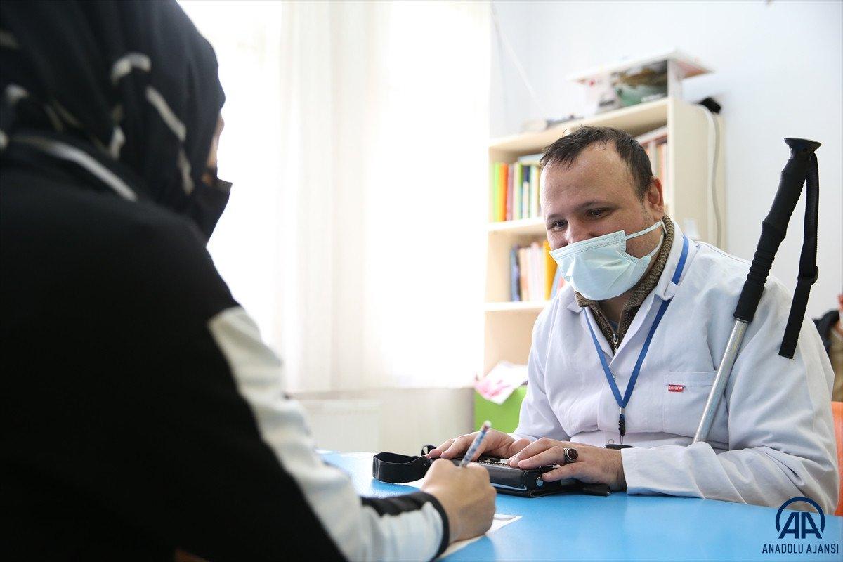 Sakarya'da görme engelli baba, zihinsel engelli oğlu için özel eğitim öğretmenliği okuyor