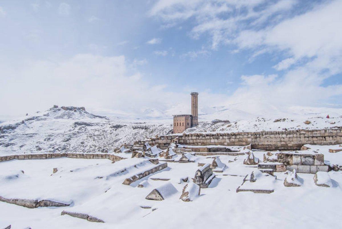 Dünya mirası Ani Harabeler, beyaza büründü