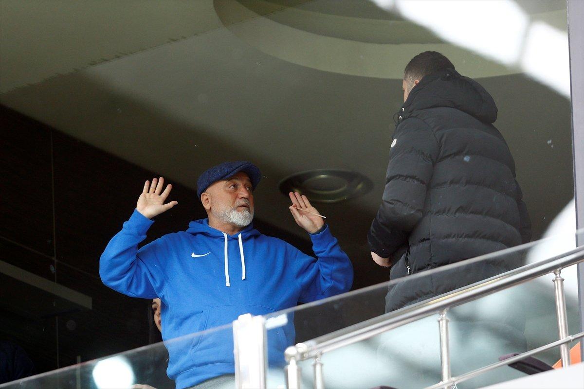 Tribünlerden Hikmet Karaman'a istifa çağrısı