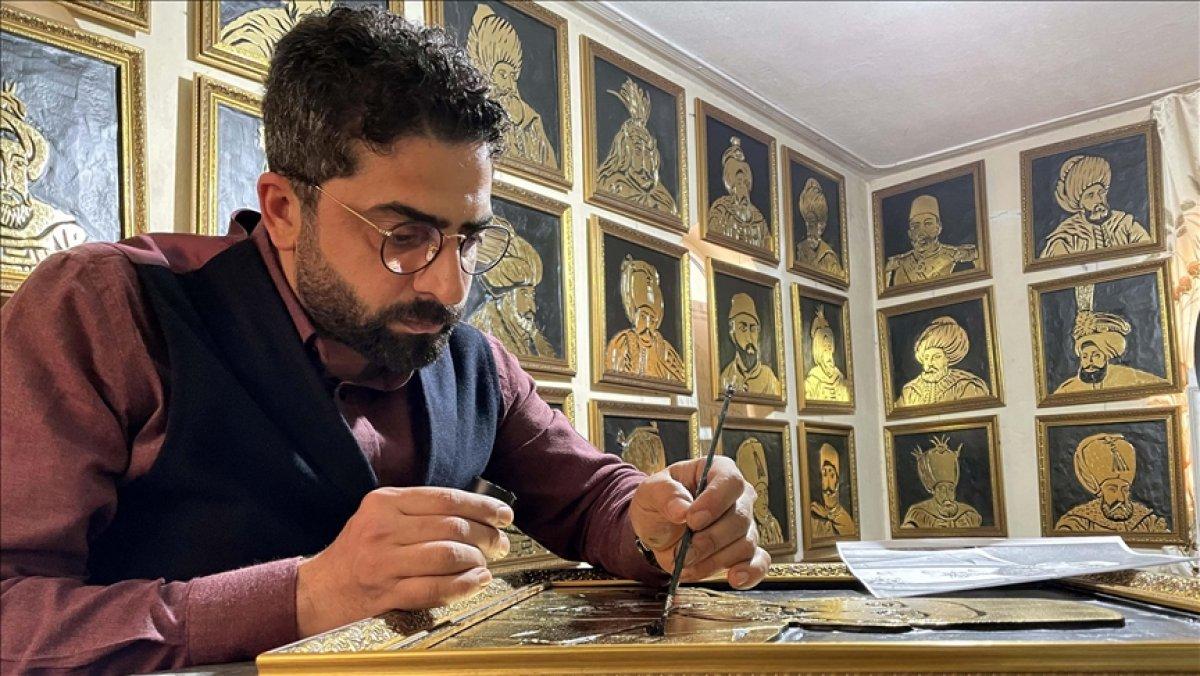 Ahşap oyma ustasında Osmanlı padişahlarının varaklı görselleri