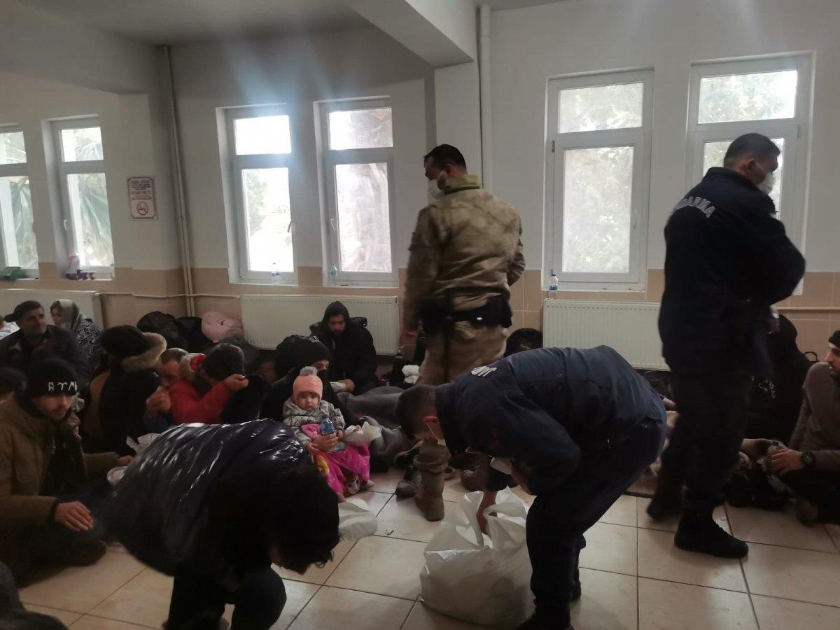 İzmir'de, 222 kaçak göçmen yakalandı