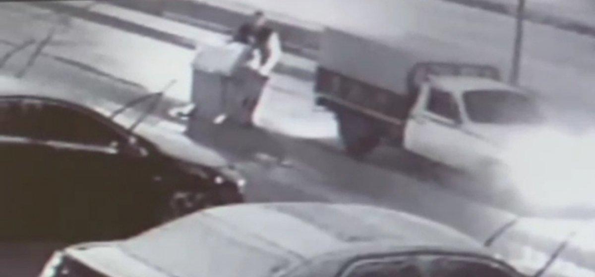 Bursa’da iki hırsız, çöp konteyneri çaldı