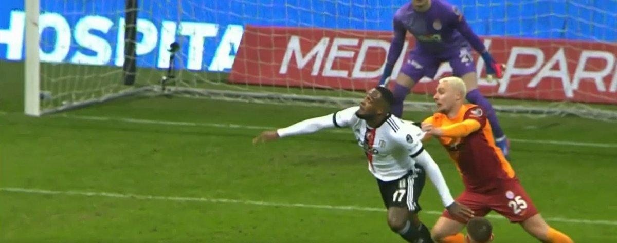 Larin'in penaltı beklediği pozisyon