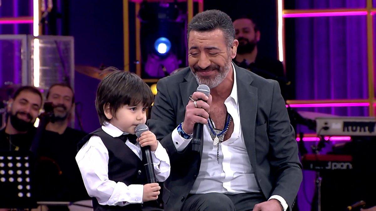 Hakan Altun, minik hayranı Burak’la düet yaptı