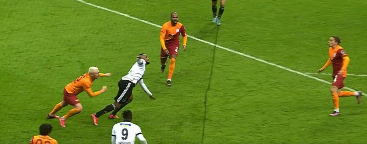 Larin'in penaltı beklediği pozisyon