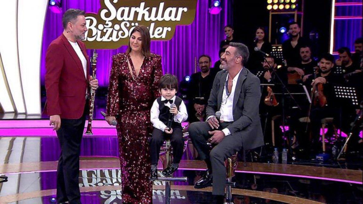 Hakan Altun, minik hayranı Burak’la düet yaptı