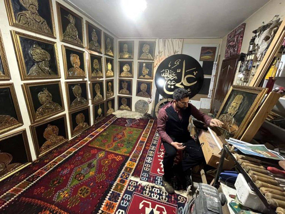 Ahşap oyma ustasında Osmanlı padişahlarının varaklı görselleri