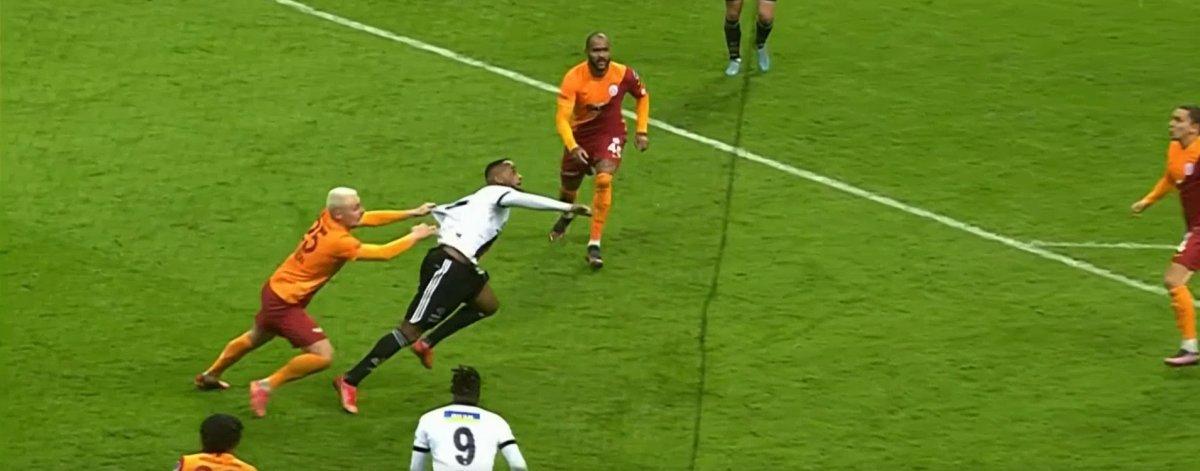 Larin'in penaltı beklediği pozisyon