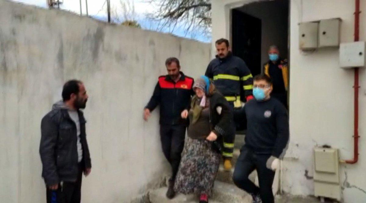 Adıyaman’da yaşlı çift, çöken asma tavanın altında kaldı