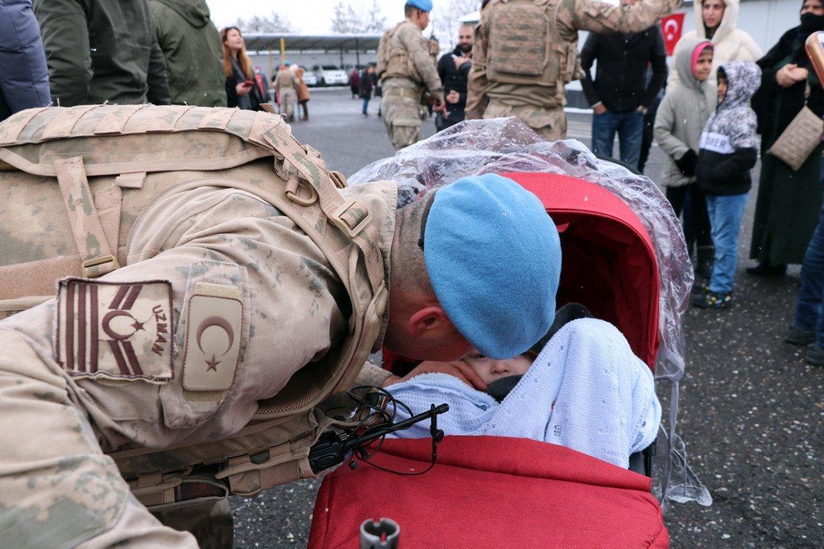 Afrin'den dönen 203 komando, aileleri ile buluştu