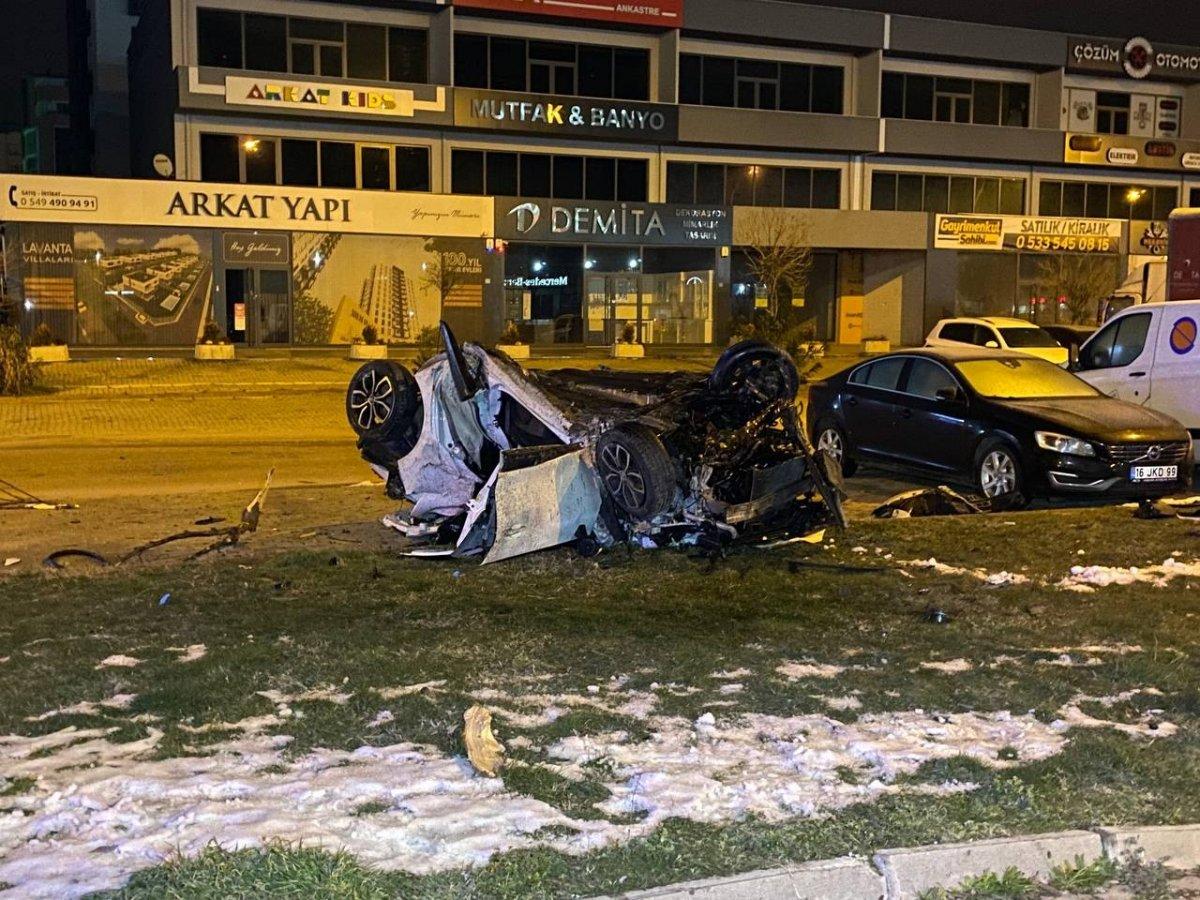 Bursa'da otomobil takla attı: 2 ölü