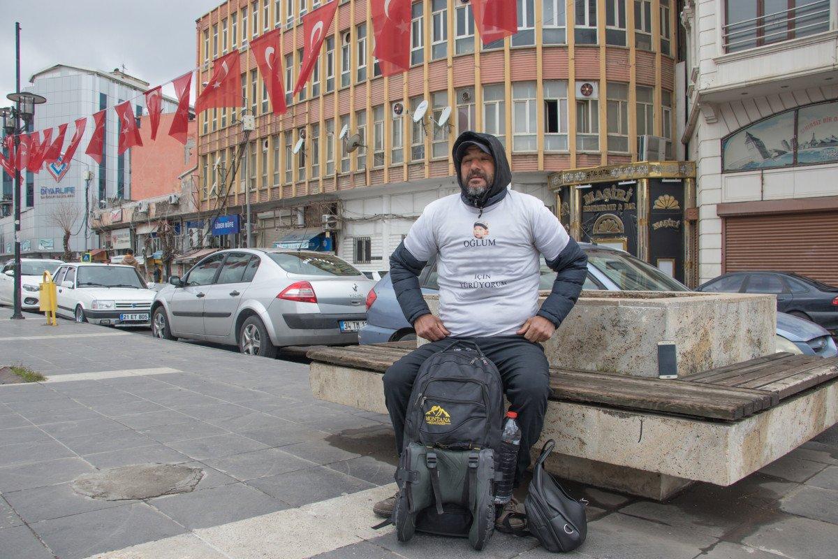 Annesinin göstermediği oğlu için 2 aydır yürüyor