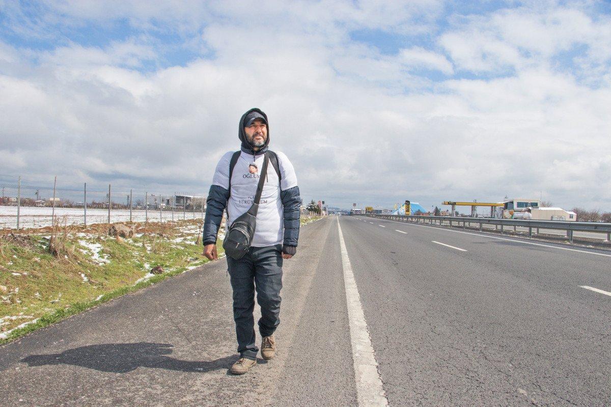 Annesinin göstermediği oğlu için 2 aydır yürüyor