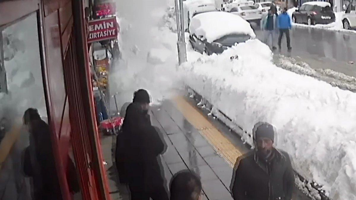 Muş'ta kaldırıma düşen kar kütlesinden saniyelerle kurtuldular