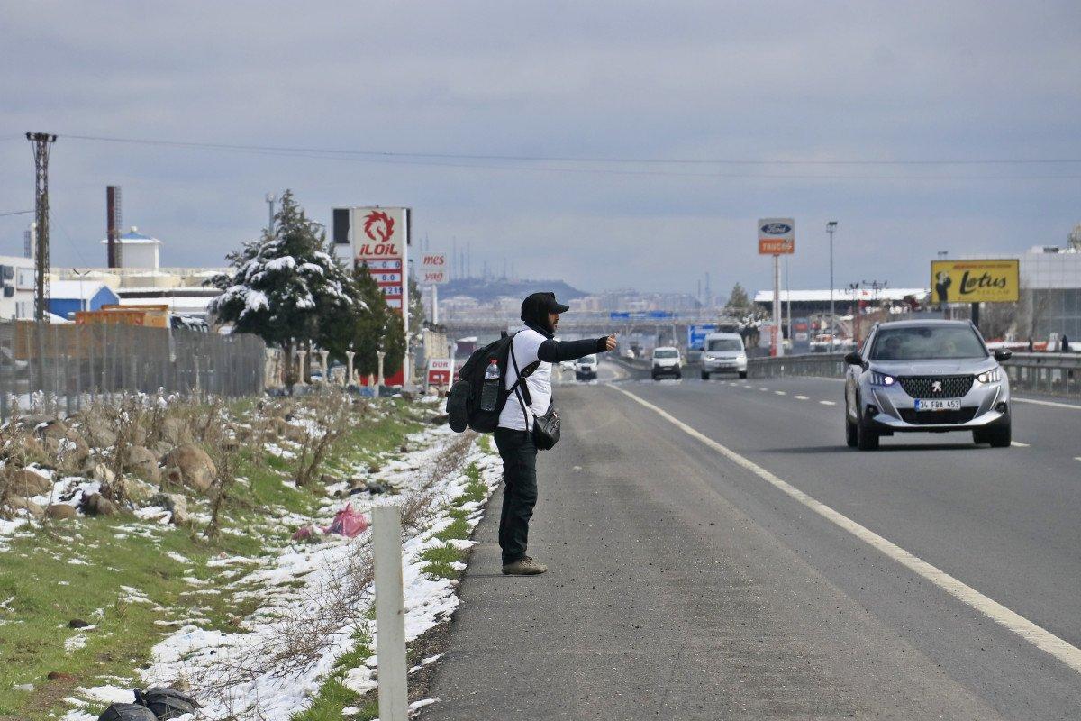 Annesinin göstermediği oğlu için 2 aydır yürüyor