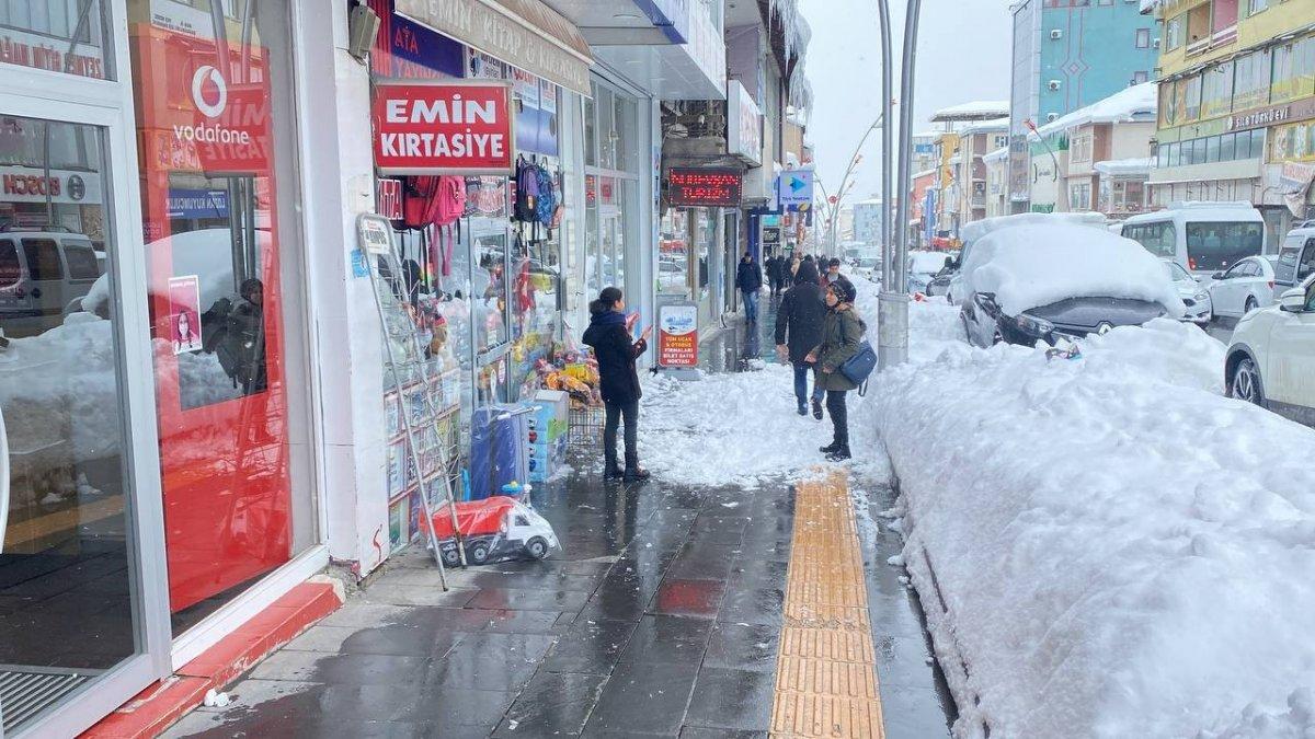 Muş'ta kaldırıma düşen kar kütlesinden saniyelerle kurtuldular