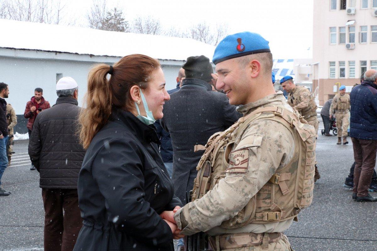 Afrin'den dönen 203 komando, aileleri ile buluştu