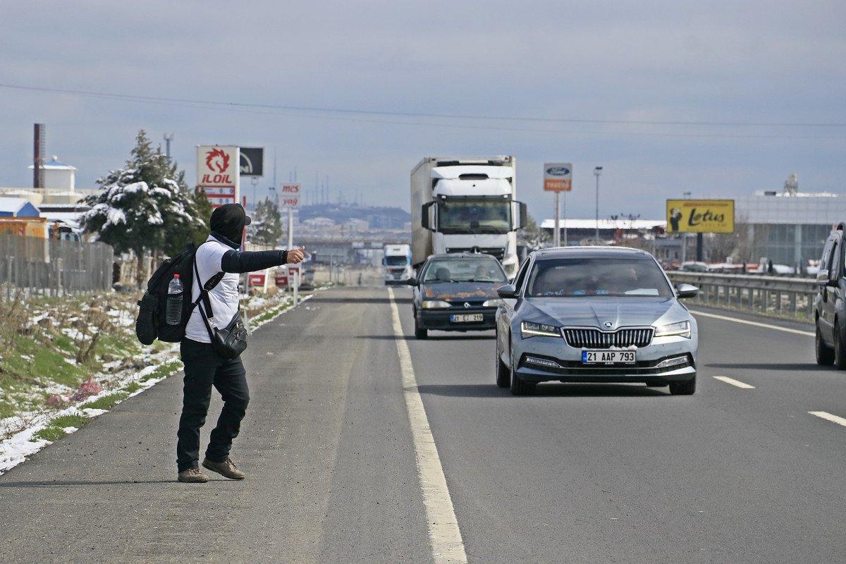Annesinin göstermediği oğlu için 2 aydır yürüyor